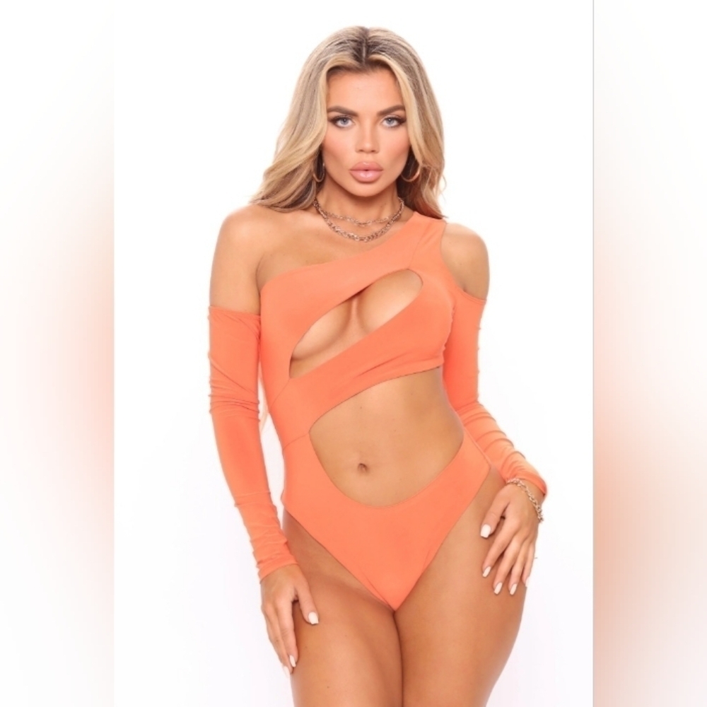 Fashion Nova- Cutting Close Off Shoulder Bodysuit- W Sz Small